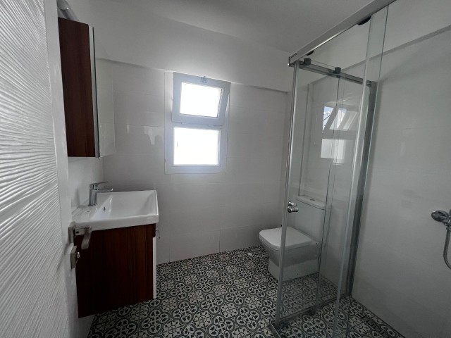 Zypern - 2+1 moderne Penthouse-Wohnung zum Verkauf im Zentrum von Kyrenia