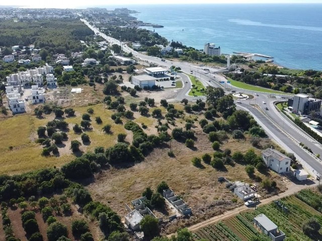 Grundstück zum Verkauf in Girne Edremit, neben der Hauptstraße, Einkaufszentrumprojekt mit Gewerbegenehmigung, genehmigt