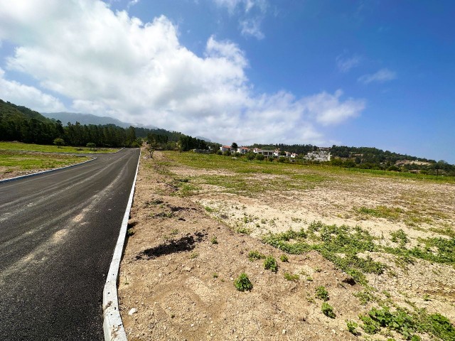 BEREITE PARZELLEN ZUM VERKAUF ÜBER DEM STRAND IN ESENTEPE / INFRASTRUKTUR IST BEREIT UND ASPHALT IST AUFGESCHÜTTET / JEDES GRUNDSTÜCK SEPARATE URKUNDE / 700 m ZUM MEER !!!