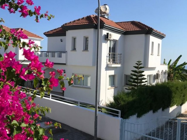 Girne Ozanköy'de dağ ve deniz manzaralı kiralık villa