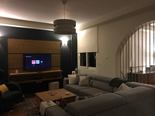 Girne Ozanköy'de dağ ve deniz manzaralı kiralık villa