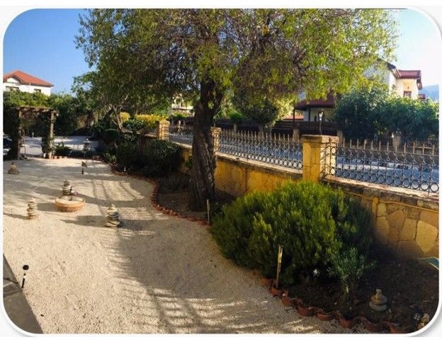 Diese moderne und aufgerüstete Villa befindet sich in einer abgelegenen, ruhigen und erstklassigen Gegend von Alsancak.  Es hat einen atemberaubenden Blick auf die majestätische Bergkette und das Mittelmeer.