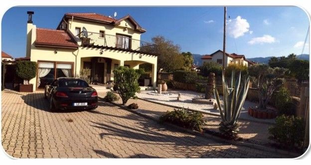 Diese moderne und aufgerüstete Villa befindet sich in einer abgelegenen, ruhigen und erstklassigen Gegend von Alsancak.  Es hat einen atemberaubenden Blick auf die majestätische Bergkette und das Mittelmeer.