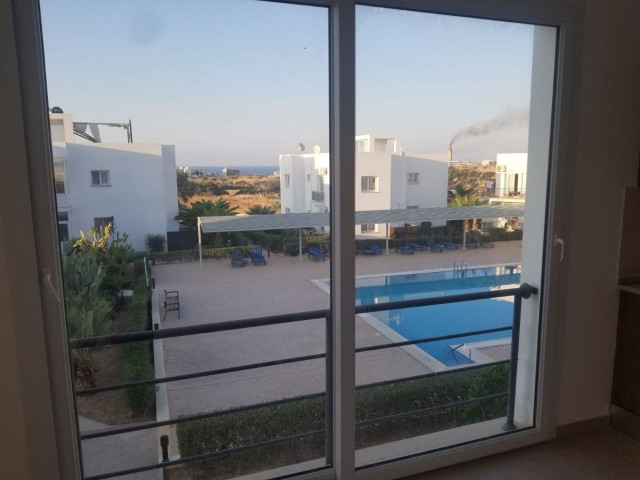 Dieses ausgezeichnete Sommerferienhaus erwartet Sie nur wenige Minuten von einigen der besten Strände Nordzyperns entfernt und bietet einen herrlichen Blick auf das Meer und die Bergkette.