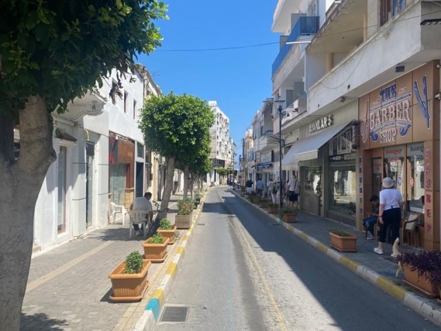 Sind Sie bereit, in ein Unternehmen im Zentrum von Kyrenia zu investieren? Wir haben Platz in einer der belebtesten Straßen, in der Nähe des Hafens von Kyrenia, von Geschäften, Restaurants und Bars. Kreieren Sie Ihre Vision!