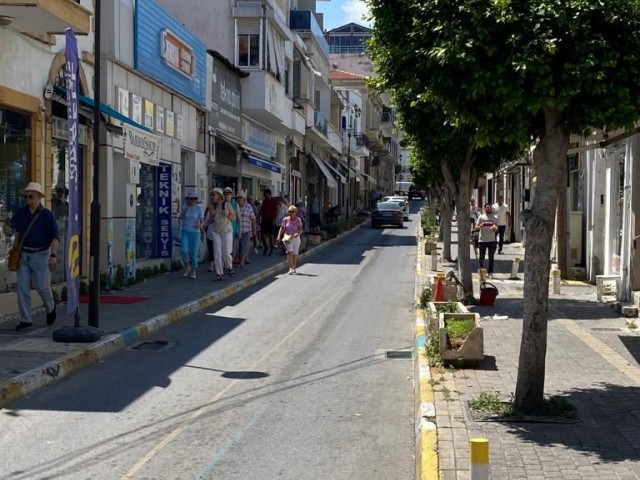 Sind Sie bereit, in ein Unternehmen im Zentrum von Kyrenia zu investieren? Wir haben Platz in einer der belebtesten Straßen, in der Nähe des Hafens von Kyrenia, von Geschäften, Restaurants und Bars. Kreieren Sie Ihre Vision!