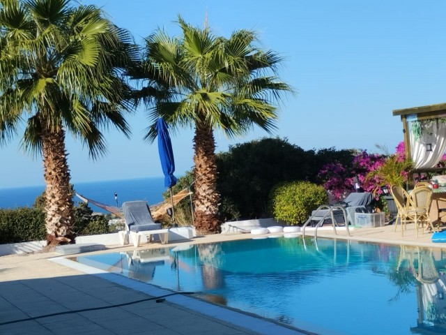 Hübsche freistehende Bijou-Bungalow-Villa mit 2 Schlafzimmern in ruhiger Umgebung mit herrlichem Blick auf das Meer und die Berge. Ein ideales Urlaubsziel erwartet Sie in der Villa