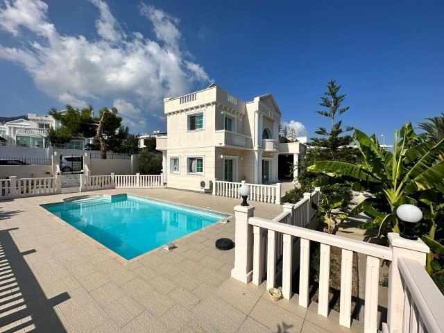 Diese moderne Villa im europäischen Stil befindet sich in Çatalköy, einer der beliebtesten Städte im Osten von Kyrenia. Die Gegend ist ruhig und still. Der Blick auf die Berge und das Meer ist großartig