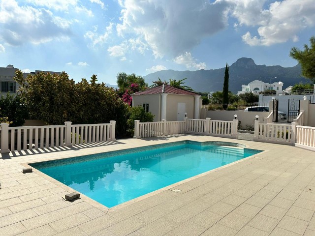 Diese moderne Villa im europäischen Stil befindet sich in Çatalköy, einer der beliebtesten Städte im Osten von Kyrenia. Die Gegend ist ruhig und still. Der Blick auf die Berge und das Meer ist großartig