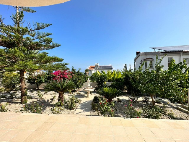 Diese moderne Villa im europäischen Stil befindet sich in Çatalköy, einer der beliebtesten Städte im Osten von Kyrenia. Die Gegend ist ruhig und still. Der Blick auf die Berge und das Meer ist großartig