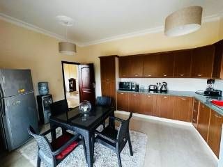 Freistehender Cob. Dieses Apartment mit 4 Schlafzimmern und 4 Badezimmern ist in einwandfreiem Zustand und komplett möbliert und bietet Meer- und Bergblick. Es liegt in einer ruhigen, abgeschiedenen Sackgasse in Lapta, westlich von Kyrenia.