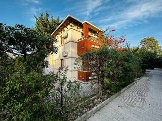 Freistehender Cob. Dieses Apartment mit 4 Schlafzimmern und 4 Badezimmern ist in einwandfreiem Zustand und komplett möbliert und bietet Meer- und Bergblick. Es liegt in einer ruhigen, abgeschiedenen Sackgasse in Lapta, westlich von Kyrenia.