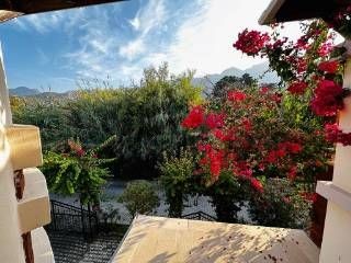 Freistehender Cob. Dieses Apartment mit 4 Schlafzimmern und 4 Badezimmern ist in einwandfreiem Zustand und komplett möbliert und bietet Meer- und Bergblick. Es liegt in einer ruhigen, abgeschiedenen Sackgasse in Lapta, westlich von Kyrenia.