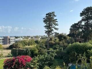 Freistehender Cob. Dieses Apartment mit 4 Schlafzimmern und 4 Badezimmern ist in einwandfreiem Zustand und komplett möbliert und bietet Meer- und Bergblick. Es liegt in einer ruhigen, abgeschiedenen Sackgasse in Lapta, westlich von Kyrenia.