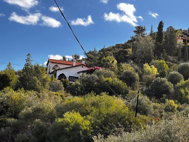 Turk Kocan – ein verstecktes Juwel auf einem 1393 m² großen Grundstück in Kayalar Hills. Diese freistehende Villa mit 3 Schlafzimmern und Charakter bietet einen atemberaubenden Blick auf das Mittelmeer und die Bergketten.