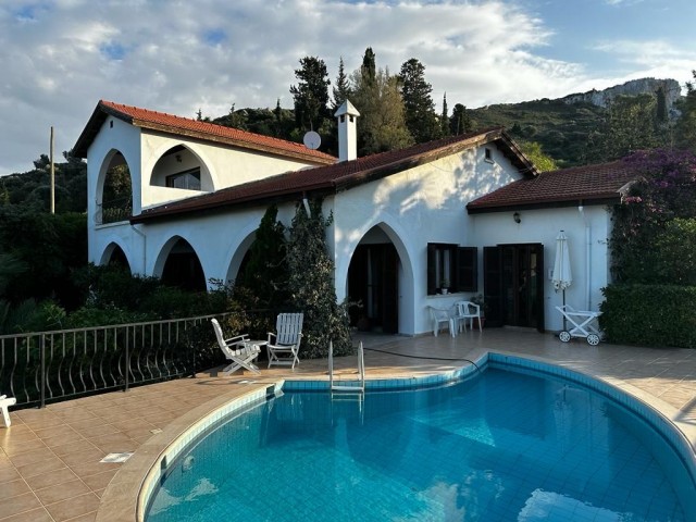 Turk Kocan – ein verstecktes Juwel auf einem 1393 m² großen Grundstück in Kayalar Hills. Diese freistehende Villa mit 3 Schlafzimmern und Charakter bietet einen atemberaubenden Blick auf das Mittelmeer und die Bergketten.