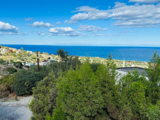 Turk Kocan – ein verstecktes Juwel auf einem 1393 m² großen Grundstück in Kayalar Hills. Diese freistehende Villa mit 3 Schlafzimmern und Charakter bietet einen atemberaubenden Blick auf das Mittelmeer und die Bergketten.