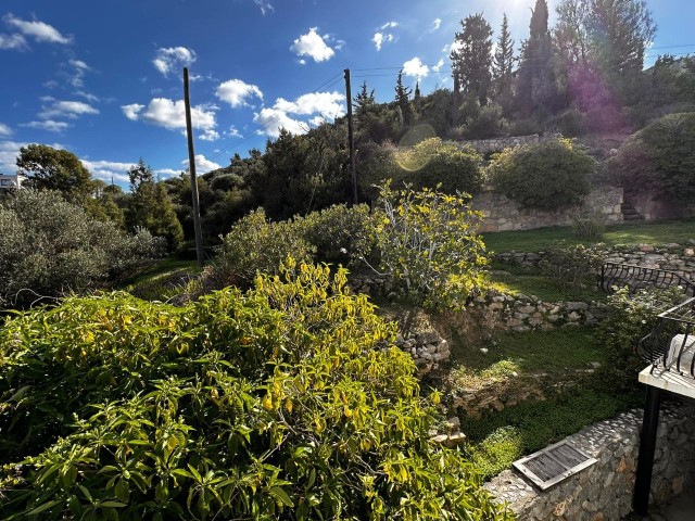 Turk Kocan - Kayalar Tepelerinde 1393 m² Arsa İçerisinde Gizli Bir Mücevher Olan Bu 3 Yatak Odalı Müstakil Karakterli Villa, Akdeniz ve Sıradağların Nefes Kesen Manzaralarına Sahiptir.