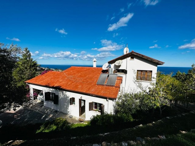 Turk Kocan – ein verstecktes Juwel auf einem 1393 m² großen Grundstück in Kayalar Hills. Diese freistehende Villa mit 3 Schlafzimmern und Charakter bietet einen atemberaubenden Blick auf das Mittelmeer und die Bergketten.