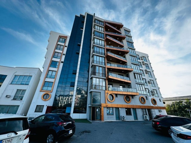 Luxuriöses Apartment mit 3 Schlafzimmern, herrlichem Meerblick und Parkplatz im Zentrum von Kyrenia. Ein paar Schritte entfernt von Einkaufszentren, Hotels, lokalen offenen Märkten