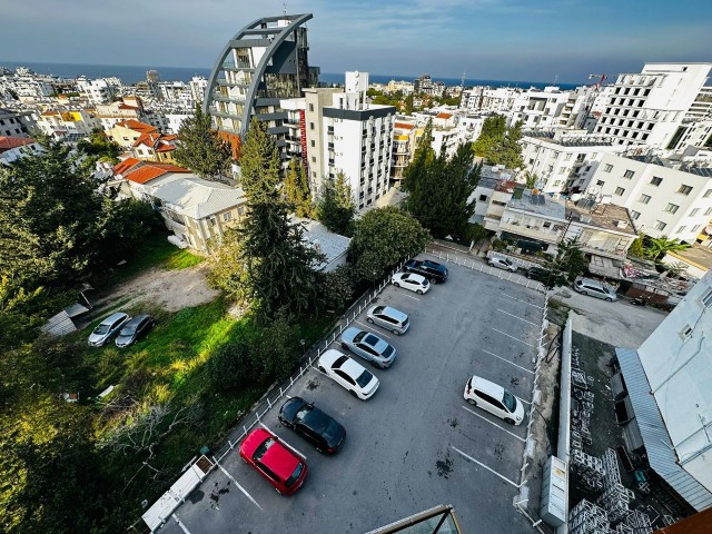 Luxuriöses Apartment mit 3 Schlafzimmern, herrlichem Meerblick und Parkplatz im Zentrum von Kyrenia. Ein paar Schritte entfernt von Einkaufszentren, Hotels, lokalen offenen Märkten, Restaurants, Bars und dem alten Hafen von Kyrenia.