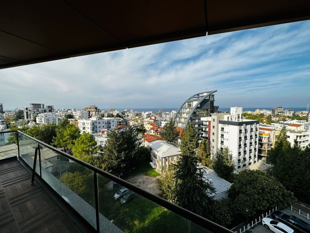 Luxuriöses Apartment mit 3 Schlafzimmern, herrlichem Meerblick und Parkplatz im Zentrum von Kyrenia. Ein paar Schritte entfernt von Einkaufszentren, Hotels, lokalen offenen Märkten, Restaurants, Bars und dem alten Hafen von Kyrenia.