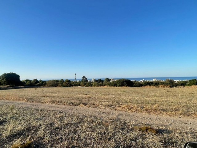 Zu verkaufen in TRNC Ciklos, 12 Hektar Land mit freiem Blick auf das Meer und die Berge, türkische Produktion, 35 %, 2 Etagen, unser herrliches Land wartet auf Ihr Projekt!