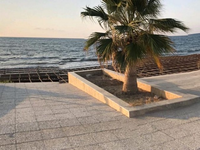 Eines der letzten verbliebenen Grundstücke dieser Schönheit in Catalköy. 50 m² Entfernung zum Meer und super Ausblick rundherum. Es ist offen für Bauarbeiten und Sie können sofort Ihr eigenes Projekt erstellen und starten.