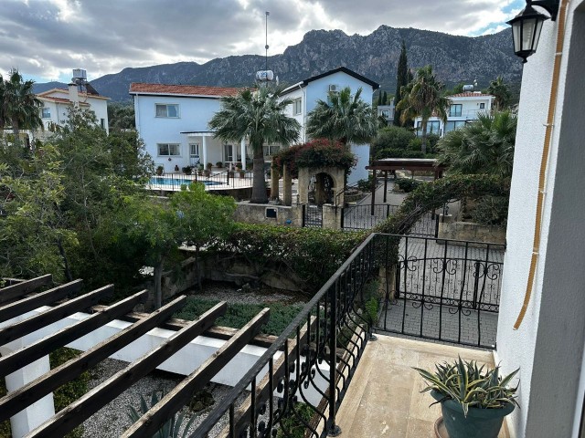 Diese Villa mit 3 Schlafzimmern und 2,5 Badezimmern bietet für ihren Preis einen herrlichen Meer- und Bergblick und liegt in einer abgeschiedenen, ruhigen und bevorzugten Gegend von Alsancak.