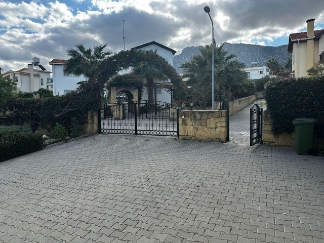 Diese Villa mit 3 Schlafzimmern und 2,5 Badezimmern bietet für ihren Preis einen herrlichen Meer- und Bergblick und liegt in einer abgeschiedenen, ruhigen und bevorzugten Gegend von Alsancak.