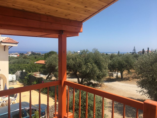 Diese einzigartige Öko-Villa, einzigartig in Nordzypern, wurde speziell aus importierter sibirischer Kiefer, Birke und Lärche gebaut und ist ein ideales Zuhause für diejenigen, die
