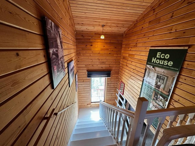 Diese einzigartige Öko-Villa, einzigartig in Nordzypern, wurde speziell aus importierter sibirischer Kiefer, Birke und Lärche gebaut und ist ein ideales Zuhause für diejenigen, die sich mit der Natur verbinden möchten.