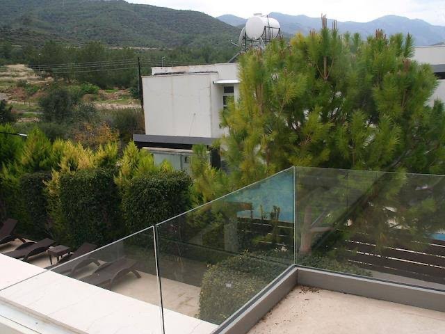 Diese luxuriöse, elegante Villa liegt in der begehrten Gegend von Edremit, in der Nähe des Stadtzentrums von Kyrenia, in einer privaten und abgeschiedenen Umgebung. Es bietet majestätische Bergketten und Meerblick.