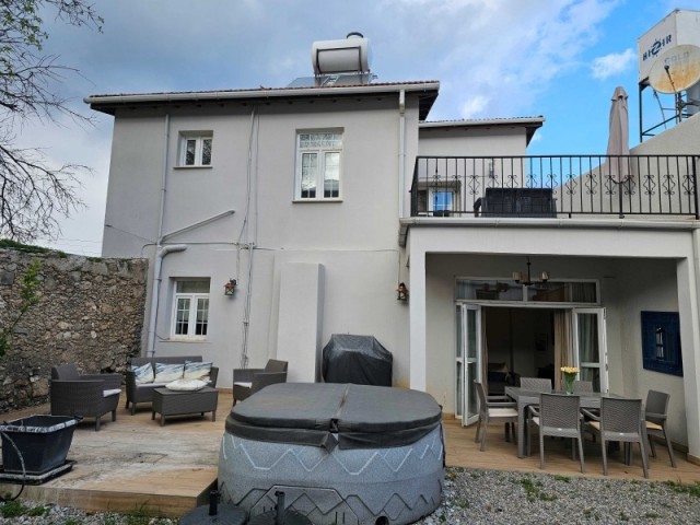 Angemessener Preis! 2+1 Charmantes Zypernhaus im Dorf Özanköy, östlich von Kyrenia