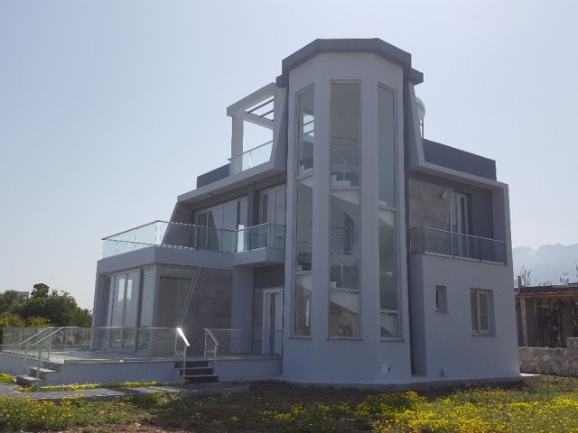 3+1 MODERNE VILLA MIT GROSSEM GARTEN ZU VERKAUFEN IN ALSANCAK, KYRENIA!!