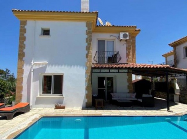 141m², 3+1 Villa in Alsancak, Kyrenia, privater Pool, Terrasse, Wohnzimmer mit Kamin, großer Garten, klimatisiert, Lagerhaus, Bergblick.