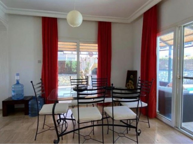 141m², 3+1 Villa in Alsancak, Kyrenia, privater Pool, Terrasse, Wohnzimmer mit Kamin, großer Garten, klimatisiert, Lagerhaus, Bergblick.