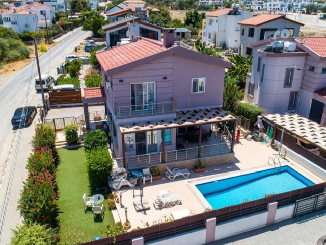 GİRNE ALSANCAK'TA SATILIK ÖZEL HAVUZLU FULL EŞYALI 4+1 VİLLA