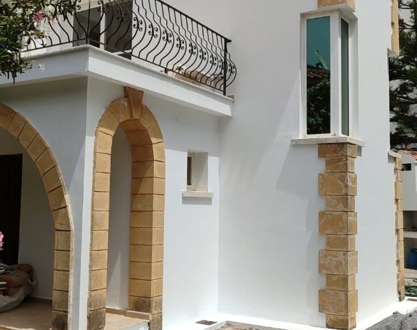 VILLA MIT 3+1 GELEGENHEITEN UND PRIVATEM POOL ZUM VERKAUF IN KYRENIA LAPTA