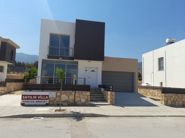 Girne Çatalköy'de Manzaralı Satılık 3+1 villa