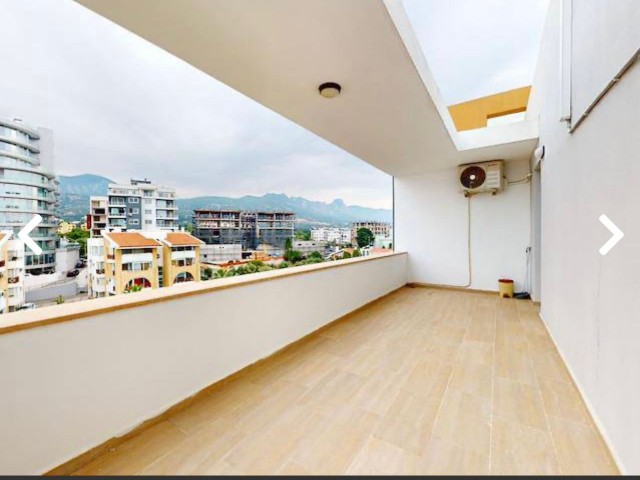 Квартира-пентхаус 3+1 с прекрасным видом и большим балконом в центре Кирении