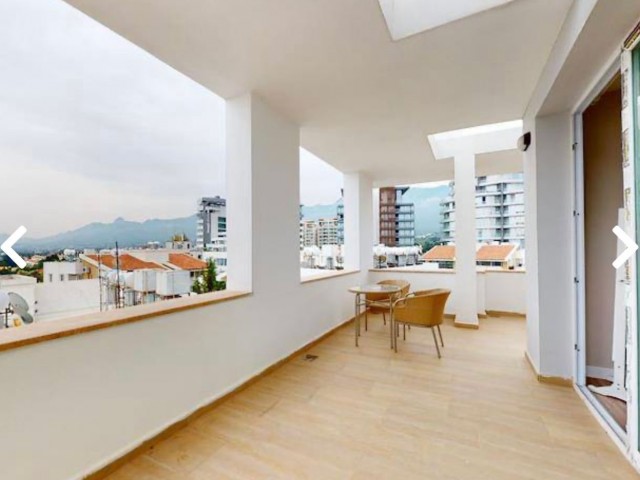 Квартира-пентхаус 3+1 с прекрасным видом и большим балконом в центре Кирении