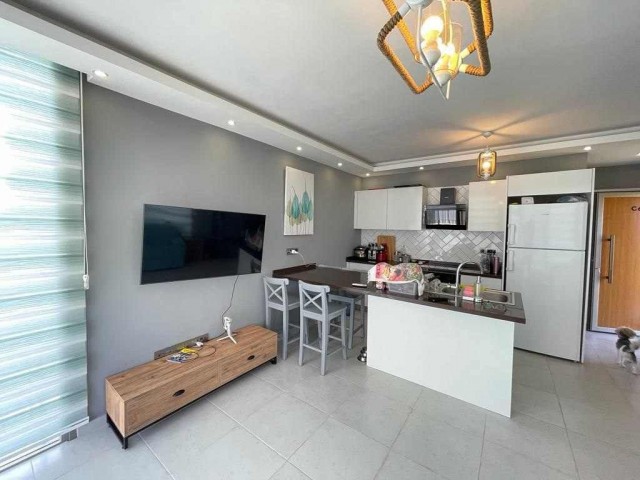 1+1 flat in Alsancak, ready to move in, in a complex with a swimming pool.