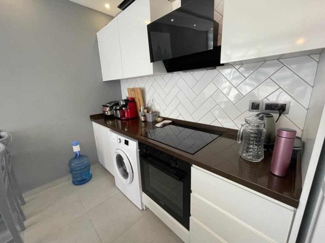 1+1 flat in Alsancak, ready to move in, in a complex with a swimming pool.