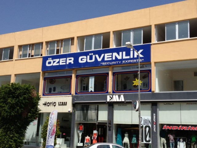 LEFKOSA METROPOL YOLU UZERI TURK MALI. 135 M2  LEFKONUKLU IS HANI 1. KAT OFIS/SHOWROOM OLARAK KULLANIMA UYGUN  TICARI EMLAK