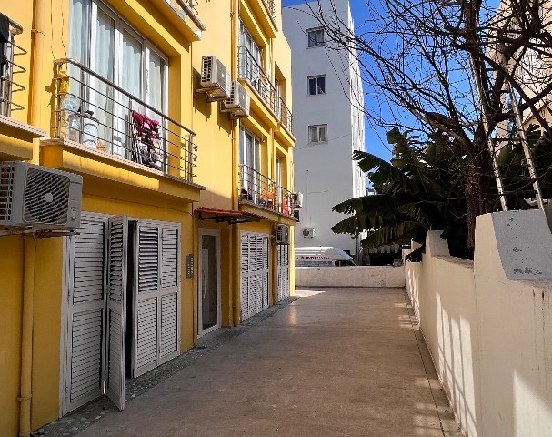 EBENERDIGE 2+1 WOHNUNG IM ZENTRUM VON GUINEA ZU VERKAUFEN ** 