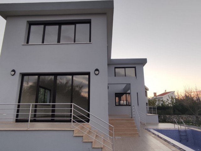 GİRNE /4+1 VILLA MIT BERG- UND MEERBLICK UND POOL IN ÇATALKÖY ** 