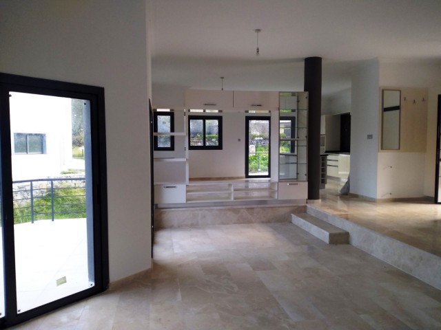 300 m2 VILLA ZU VERKAUFEN AUF 1200 m2 LAND IN ALSANCAK IN GİRNE ** 