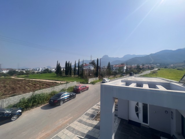 LUXUSVILLA MIT POOL IN RUHIGER LAGE MIT BERG- UND MEERBLICK IN GİRNE / ÇATALKÖY 