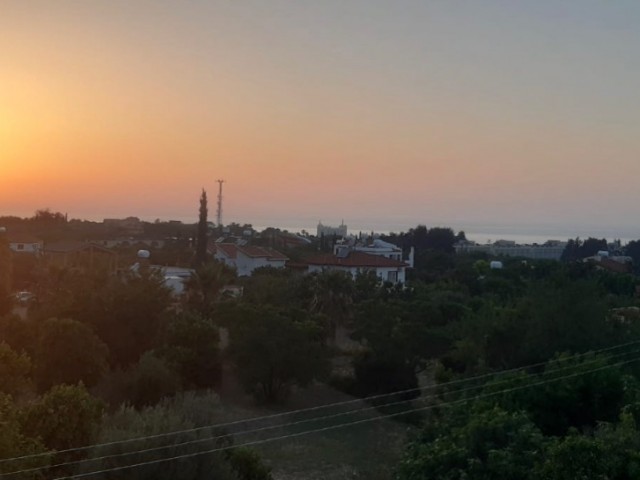 EBENERDIGE 2+1 MÖBLIERTE WOHNUNG MIT BERG- UND MEERBLICK IN DER REGION GUINEA / LAPTA